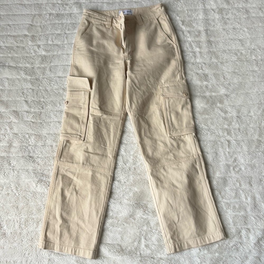 Crème colored cargo pants